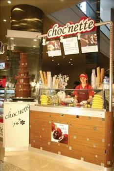 CHOCNETTE
Çikolata şelalesi
Chocnette; Abdulkadir Karagöz, Murat Ceylan ve Mehmet Fatih Kacır isimli girişimciler tarafından kurulmuş. Türkiye genelinde 32 şubesi var. Şirket, franchising sistemiyle yeni şubeler açacak. Chocnette şubesi işletimi için gereken tüm ekipmanlar (2 çikolata şelale makinesi, sanayi tipi buzdolabı, stand...) dahil yatırım maliyeti 28 bin dolardan başlıyor. Abdülkadir Karagöz,
Bu yatırım bedeli, 8-10 ay içerisinde kendini amorti ediyor diyor. Şirket franchise alanlara personel eğitimi ve doğru yer seçimi gibi konularda destek oluyor.
Telefon: 0212 245 25 65
Web: www.chocnette.com