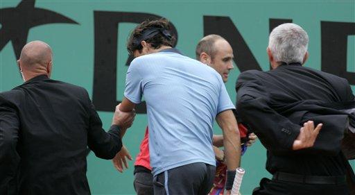Tenis tarihinin en başarılı oyuncularından Roger Federer, kortta tarih yazarken sahaya dalarak taşkınlık yapan bir seyirci de kendi çapında tarih yazdı.