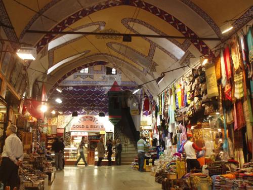 Dünyanın en eski ve en büyük alışveriş merkezleri olan Kapalıçarşı ve Mısır çarşısı mimari yapısı ve restorastonu ile ziyaretçileri büyülüyor.