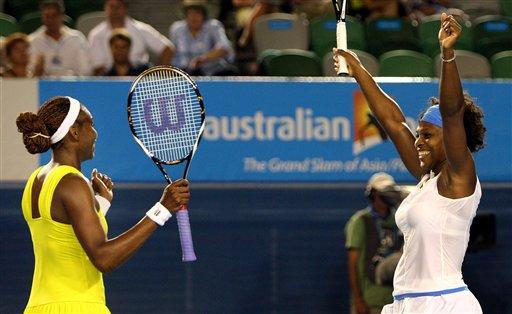 Avustralya Açık'ta ilk şampiyonlar belli oldu. Serena Williams ve Venus Williams kardeşler, Wimbledon ve Olimpiyatlar'da olduğu gibi şampiyonluğu kimseye kaptırmadı
