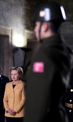 ABD Dışişleri Bakanı Hillary Clinton, eşinin Başbakan olduğu yıllardaki resmi ziyaretinden yıllar sonra bu kez bakan sıfatıyla resmi bir ziyaret için Ankara'yı ziyaret etti.