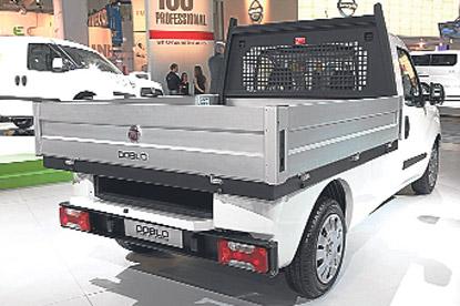 <p><strong><span style="color: #ff0000;">Doblo’ya pick-up kardeş</span></strong><br />Fiat da, bu yıl bir hayli fazla yeniliği Türkiye pazarına sunacak. Bunların en önemlileriyse, Türkiye’de üretimine başlanacak yeni Doblo Pick-up ve Chrysler ile ortaklaşa üretimi gerçekleşen, daha önce Dodge markasıyla Türkiye’de satılan Journey olacak. Doblo Pick-up modelini eylül ayında satışa sunacak olan Tofaş, Fiat Journey’yi de yılın son çeyreğine saklamış. Bununla birlikte ocak ayında Doblo Otomatik, şubatta Punto Evo 1.4 Turbo (135 HP), mart ayında Bravo Multiair (1.4 lt 140 HP), mayısta Fiat 500 Twinair modelleri de Türkiye’de satışa çıkacak</p>