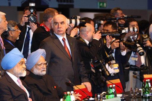 INGILTERE'NIN BASKENTI LONDRA'DA GERCEKLESTIRILEN G20 ZIRVESININ OTURUM BOLUMUNE DEVLET BAKANI NAZIM EKREN DE KATILDI.