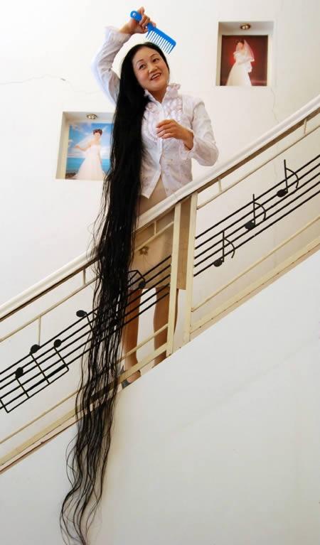 <p><strong><span style="text-decoration: underline;"><span style="color: #ff0000;">Dünyanın En Uzun Saçı<br /></span></span></strong><br />Rapunzel günlerinden beri uzun, parlak saçlara değer verilir. Ancak çok az kadın saçını Rapunzel kadar uzatabilmiştir. Xie Qiuping'in böyle bir karar vermesi de oldukça ilginç. Xie, 5 metreye yakın saç uzunluğuyla dünyanın en uzun saçına sahip. Saçı öyle uzun ki kafasına ya bir taç takmak zorunda kalıyor ya da saçına hakim olabilecek birileriyle. Xie saçlarını çocukluğundan beri uzatıyor. En son saç kestirdiğinde senelerden 1973 olduğunu söylüyor. Artık saçına çok alıştığını ve ona sorun yaşatmadığını, fakat böyle bir saça sahip olduğu için sabır göstermek zorunda da olduğunu ifade ediyor. Xie bu rekorun sahibi ama peşinden biri de onu takip etmek üzere geliyor. Cheng Shiqiong, 1996 senesinden beri saçlarını uzatıyor. Fakat Xe'nin endişelenmesine hiç gerek yok. Cheng'in saçları henüz 2 buçuk metre kadar. Yani Xe'nin saç uzunluğunun yarısı.</p>