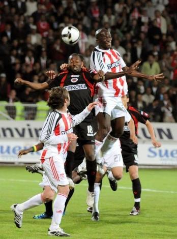 Sivasspor, evinde öldü öldü dirildi. İlk yarıyı yenik kapayan ev sahibi maç sonunda 3 puanı hanesine yazdırmayı bildi. Gençlerbirliği ise yenilmesine rağmen büyük sevinç yaşadı.