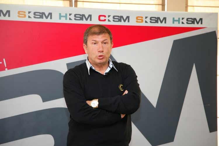 Türk futbol tarihine adını altın harflerle yazdırmış olan efsane futbolcu Tanju Çolak, İzmir'den aday gösterilmemesine rağmen kırgın veya kızgın değil. 'Başbakanımız ne görev verirse yapmaya hazrım' diyor. <br><br>Çolak: Milletvekili olayım diye bir yola çıkmadım. Ben zaten herkes tarafından sevgi gören, tanınan biriyim. Sayın Başbakanıma saygı duyuyorum diyerek nerede görev verilirse vatanına hizmet etmeye hazır olduğunu açıkladı.