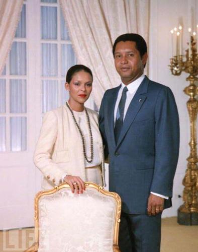 Michele Duvalier , yaşadığı sarayda düzenlediği, yerel televizyonlar tarafından yayınlanan görkemli partiler nedeniyle halkın tepkisini çekiyordu.