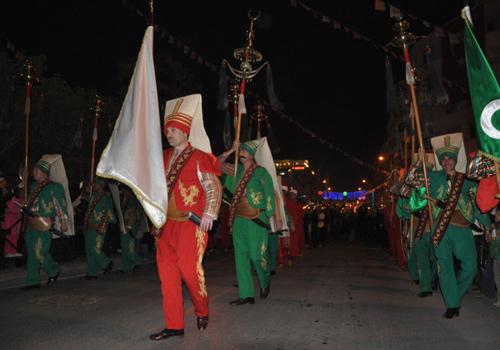471. Uluslararası Mesir Festivali kapsamında, kortej yürüyüşü ve mesir macununun saçım töreni yapıldı. Mesir macunu saçımı sırasında izdiham yaşanırken, Osmanlı padişahlarını canlandıran oyuncular,geçmiş hakkında kısa bilgiler verdi.