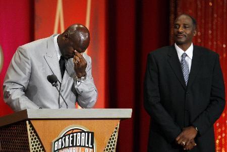 Basketbolun efsane ismi Michael Jordan Naismith Memorial Basketball Hall of Famee kabul töreninde oldukça duygusal anlar yaşadı.