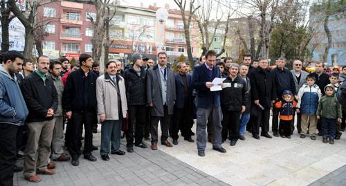 UŞAK... Uşak'ta bir grup İnsan Hak Hürriyetleri ve İnsani Yardım Vakfı gönüllüsü Gazze'ye insani yardım götüren ve yaklaşık üç hafta önce yola çıkan ''Filistin'e Yol Açık'' uluslararası konvoyunun geçişine izin vermeyen Mısır'ı protesto etti.
