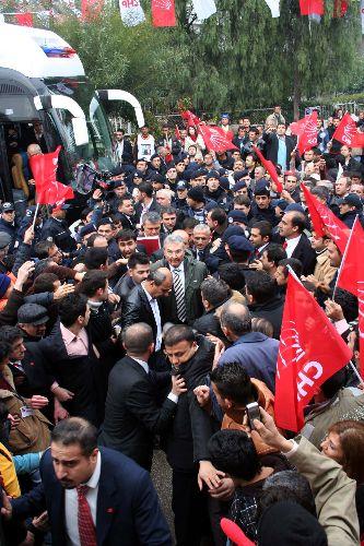 CHP Genel Başkanı Deniz Baykal, partisince Adana Uğur Mumcu Alanı'nda düzenlenecek açık hava toplantısında halka hitap etti.