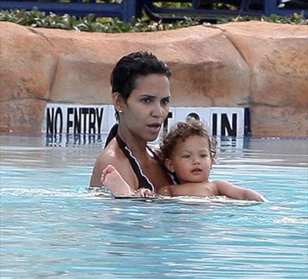 carlı oyuncu Halle Berry, kızı Nahla'nın doğumundan 15 ay sonra, top model eşi Gabriel Aubry ve kızıyla Miami'de tatil yaptı. Çiftin mutluluk tabloları düşman çatlattı