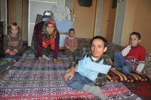 Konya'da bedensel engelleri nedeniyle belden aşağıları tutmayan bu yüzden ellerinin yardımı ile hareket etmek zorunda kalan Aşure ve Mehmet Ali Güney çifti, doktorların "çocuk yapmayın" uyarılarına rağmen dünyaya gelen 2'si ikiz 3 sağlıklı çocuğuyla mutlu bir hayat sürüyor. Çok küçük yaşlarda geçirdikleri rahatsızlık nedeniyle belden aşağıları tutmadığı için ellerinin üzerinde yürümek zorunda kalan Mehmet Ali (36) ve Aşure Güney, ilk görüşte birbirlerine aşık oldu. 12 yıl önce hayatlarını birleştiren Güney çifti, tüm engelleri aş kları sayesinde aşmayı başardı. Hatta rahatsızlıkları nedeniyle doktorların "çocuk yapmayın" uyarısına rağmen 3 sağlıklı çocuk dünyaya getirdiler. Üstelik çocuklardan 8 yaşındaki Mustafa ve Hacer ikiz...