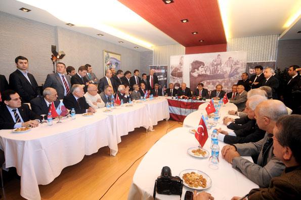 Trabzonspor ile sözleşme imzalayan Teknik Direktör Şenol Güneş, hedefindeki Trabzonspor'u anlattı. Camiaya ve taraftarlara birlik beraberlik mesajı veren Güneş, Fatih Tekke'nin takıma geri kazandırılmasına nasıl baktığını da açıkladı.