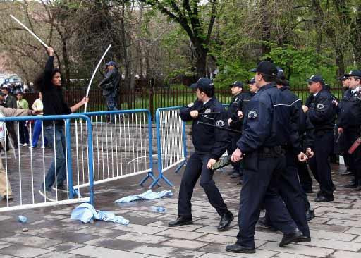Ankara'daki 1 Mayıs kutlamalarının yapılacağı Sıhhiye Meydanı'na girişlerdeki arama noktasında polis ile göstericiler arasında arbede çıktı. Polis olayları yatıştırmak için havaya ateş açtı.