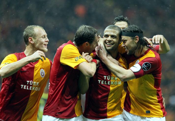 - Fenerlilerdeki bu espriler, komik sanılan şakalar neden? Yenildiniz, hazmedin, tebrik edin, susun.