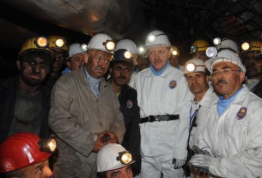 Başbakan Erdoğan bir ilki gerçekleştirdi, 564 metre yerin dibine indi. Darbeli kırıcı kullanarak kömür çıkaran Başbakan, burada işçilerle beraber 'Kömeç' yedi.