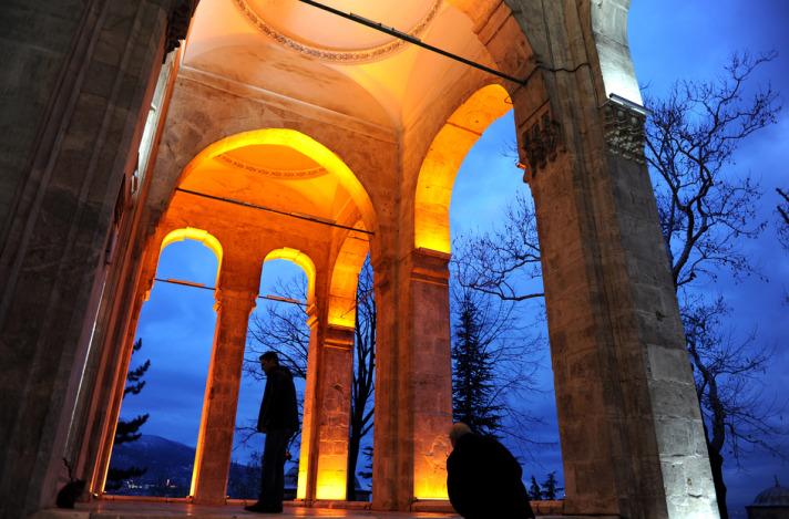 Bursa'da taş işlemeciliğini en g&uuml;zel &ouml;rneklerinden biri olan Yıldırım Camii, Bursa'ya yolu d&uuml;şenlerin 600 yıldır ziyaret etmeden d&ouml;nmedikleri, ibadetlerin başında geliyor.
<P>
Gecenin sessizliğini ışıl ışıl renklendiren caminin sabahın ilk ışıklarıyla buluşması objektife b&ouml;yle yansıdı.