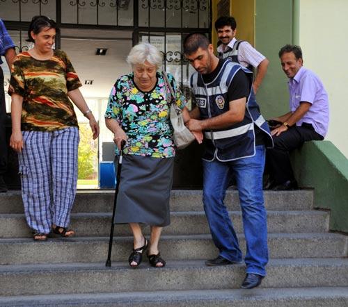 Pazar günü ceza infaz kurumları ve tutukevlerine de sandık konulacak.