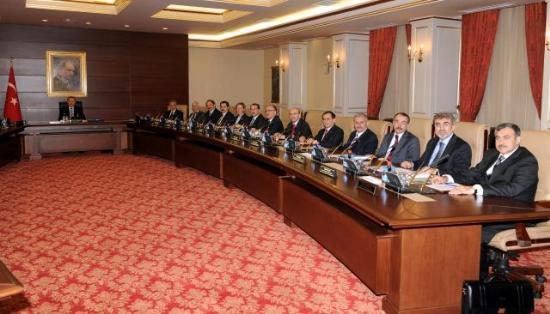 Bakanlar Kurulu, Başbakan Recep Tayyip Erdoğan başkanlığında toplandı. Toplantıya, yeni göreve başlayan bakanlar da katıldı. 27 koltuklu ilk Bakanlar Kurulu'ndan ilk kareler: