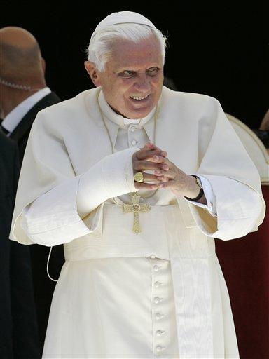 Cuma günü yataktan düşerek sağ el bileğini kırarak tedavi gören Papa, bugün kırık kolu ile ilk kez halkın karşısına çıktı ve geleneksel Pazar ayinini yönetti.
