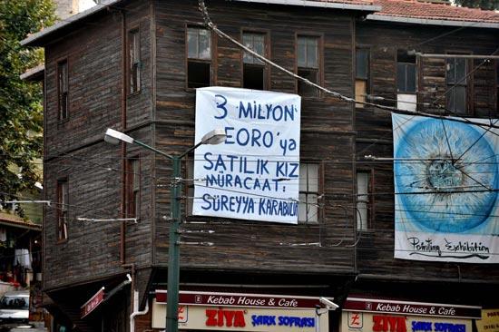 Cem Garipoğlu'nun getirildiği İstanbul Çocuk Mahkemesi'nin karşısındaki bir binaya asılan "3 milyon Euro'ya satılık kız, müracaat Süreyya Karabulut" yazılı pankart gerginliğe neden oldu.