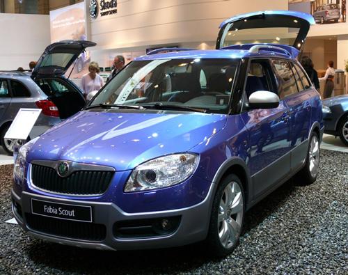 Skoda: Yüce Auto, Şubat ayında Fabia Scout 1.4 litreyi showroomlarda sergilemeye başlıyor. Fabianın en performanslı modeli RS, 180 beygirlik motoru ve DSG şanzımanıyla yeni yılın ilk aylarında satışa sunulacak. Markanın D segmentinde yer alan modeli Superb 2.0 CR TDI 140 bg 4x4 DSGde 2011deki en önemli yeniliklerden birisi.