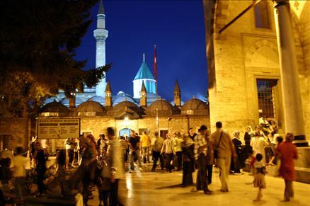 İslam âlemi, on bir ayın sultanı Ramazan'ı müjdeleyen Berat Kandili'ni idrak etti. Af ve mağfiret kapılarının sonuna kadar açıldığı gecede günahlardan arınmak isteyen binlerce inanan camilere koştu.