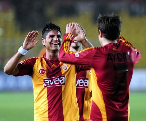 Galatasaray ilk yarısını 2 farklı önde kapattığı maçın ikinci yarısında oldukça zorlandı. Maç fazlasıyla 3. sıraya yükseldi.