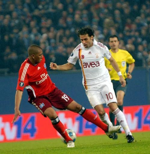 Galatasaray 10 kişi tamamladığı maçta öne geçmesine rağmen skoru koruyamadı, turu Ali Sami Yen'e bıraktı.