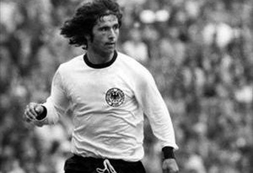 Gerd Müller <br><br><strong>Oynadığı Ligler : </strong> Almanya/ABD <br><strong>Oynadığı Sezonlar : </strong> 1965-1981 <br><strong>Attığı Gol Sayısı : </strong> 405 gol