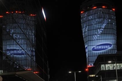 Bugün ise Sony gibi dev markalarla rekabet içinde olan Samsung, milyar dolarlık satış rakamıyla dünyanın en büyük teknoloji şirketlerinden biri. İsmini Kore dilinden alan Samsung'un kelime anlamı "üç yıldız".