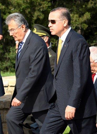 19 Mayıs kutlamaları çerçevesinde Cumhurbaşkanı Gül'ün başkanlığındaki devlet erkanının Anıtkabir'i ziyaret etti.