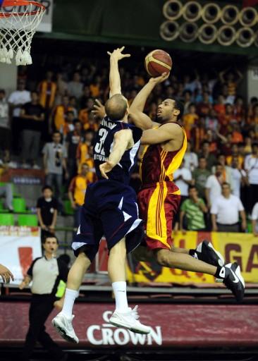 Basketbol Ligi play-off yarı final serisi 2. maçında Efes Pilsen, Galatasaray Cafe Crown'u 90-78 yenerek, adını finale yazdıran ilk takım olmayı başardı.