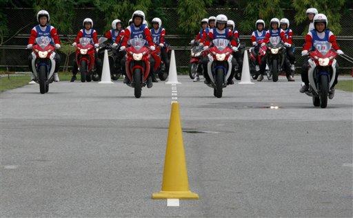 Tayland'da kadınlara VIP hizmeti verecek kadın polislerinin eğitimi sürerkeN motosiklet üzerinde hünerlerini sergileyen yaklaşık 40 bayan polise medya ilginç isim verdi: Tatlı Polis Birliği.
