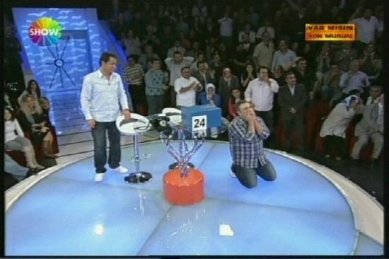 Sonunda beklenen oldu... Show TVde Acun Ilıcalının sunduğu Var mısın yok musun yarışmasında bir yarışmacı 128 milyarı reddedek kutuya gitti ve 500 milyarı kazandı.