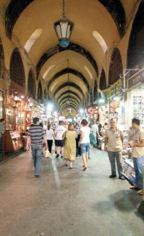 <b>MISIR ÇARŞISI </b>
İstanbulun en eski çarşılarından olan Mısır Çarşısı 1660 yılında mimar Kazım Ağa tarafından yapılmış. Mısır Çarşısı, Eminönü'nde Yeni Cami'nin arkasında ve Çiçek Pazarı'nın yanında yer alıyor. Baharatlar başta olmak üzere, bitki kökleri, çiçek tohumları, bitkisel ilaçlar, kuruyemiş ve şarküteri ürünleri satılan çarşı, sadece pazar günleri kapalı. Kapısından girdiğiniz anda, burnunuza dolan koku ve rengarenk baharatların görüntüsü bile, mest olmanıza yetiyor.