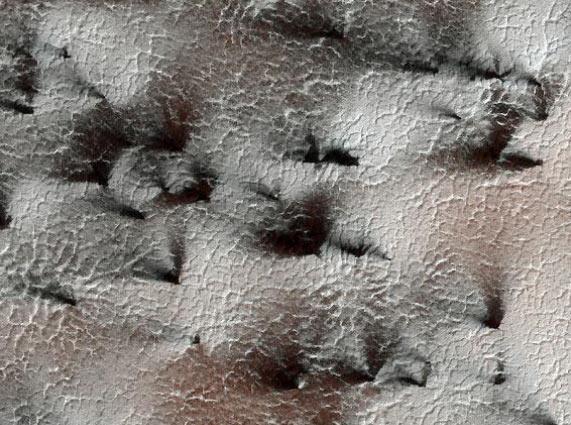 NASA, Marsın kutup bölgesinde, yüzeydeki katı karbondioksit moleküllerinin resmini çekti.