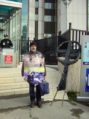 İsrail'in Gazze'ye yönelik saldırılarını protesto etmek için Eskişehir'den İstanbul'a yürüyen Rıza Demiralay, yanında getirdiği siyah çelengi konsolosluğa bırakamadı.