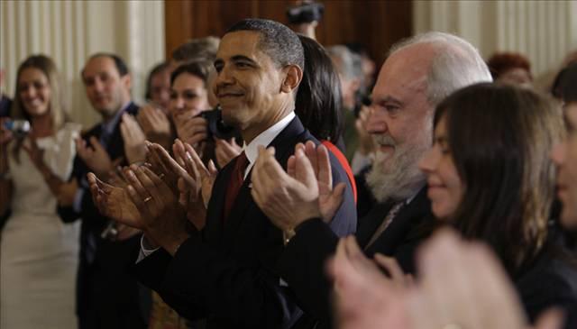 Obama, aralarında Sidney Poitier, Harvey Milk, Desmond Tutu, Muhammed Yunus ve Stephen Hawking'in de bulunduğu 16 kişiyi, ülkesinin en büyük sivil nişanı olan Özgürlük Madalyası ile onurlandırdı.