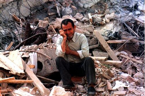 BİLMİYOR AMA İNANIYOR.Ankette göze çarpan en ilginç nokta, katılımcıların yüzde 80inin oturduğu binanın deprem güvenliğini araştırmadığını söylemesine rağmen, İçinde yaşadığınız binanın depreme dayanıklı olduğunu düşünüyor musunuz? sorusuna Evet dayanıklı yanıtını verenlerin oranının yüzde 40a ulaşması.

Katılımcıların yüzde 32.5i Hayır depreme dayanıklı olduğunu düşünmüyorum derken yüzde 26.8i bu konuda fikir beyan etmemeyi tercih etmiş.

Bir diğer dikkat çekici sonuç da Hayır binam hiç kontrol edilmedi diyenlerin yüzde 34.8inin yaşadığı yapının depreme dayanıklı olduğunu söylemesi.
Binanın yaşı gençleştikçe evim depreme dayanıklı diyenlerin oranı yükselirken, ev sahipleri de kiracılara oranla daha çok evlerinin dayanıklı olduğunu belirtiyor.