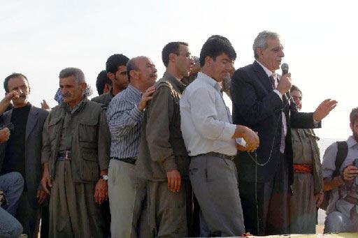 Dün teslim olan ve bugün pişman olduklarını beyan ettiklerini açıkladıktan sonra mahkemede serbest bırakılan PKK'lılar Habur'dan coşku içinde ayrıldı. PKK'lılar DTP otobüsü üstünde halkı selamladı...