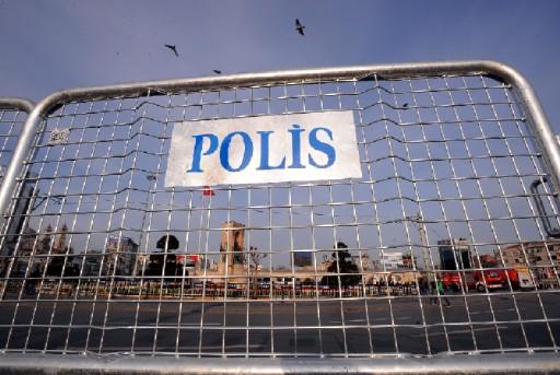 Taksim meydanında bu sene istenilen rahatlıkta olmasa da sendika temsilcileri serbestçe Taksim Meydanına çelenk bıraktılar