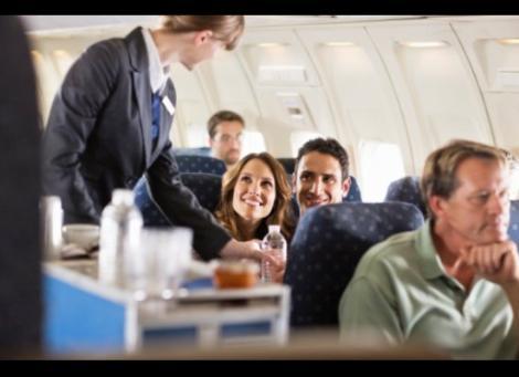 HOSTESLERİN DÜŞTÜĞÜ İKİLEM
1984 yılından beri US Airways havayolu şirketinde çalışan kaptan pilot Jack Stephan: Bazı havacılık kuralları bize de anlamsız geliyor. Mesela 39 bin feet (11 bin 887 km) yükseklikte saatte 400 mil (644 km) hızla giderken ve uçak her an türbülansa girebilecekken uçuş görevlileri istedikleri gibi etrafta dolanıp sıcak kahve ve Chateaubriand ikram edebiliyorlar. Ama pistte saatte 5-10 mil (8-16 km) hızla giderken, NASCAR yarışında gibi koltuklarına bağlı halde oturmak zorunda kalıyorlar.