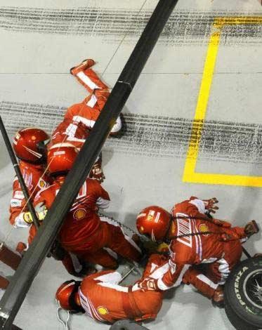 Formula 1'in 15. yarışı olan Singapur Grand Prix'sinde, Yarışı birinci sırada götüren Ferrari pilotu Felipe Massa pistlerde ender rastlanan bir hata yaptı.