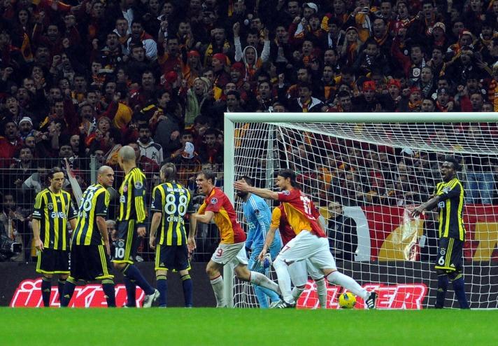 18.Dakikada lig tv spikerinin sóylediği şu sözler:ben hayatımda bir derbide ilk 15 dakika gibi kısa bir sürede bu kadar atak görmedim..