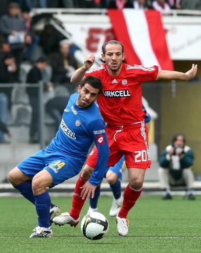Lider Sivaspor Teknik direktörleri Bülent Uygun'un cezalı olduğu için başlarında olmadığı maçta zorlu Ankaragücü deplasmanından 3 puanı 2 golle çıkartamayı başardı ve ard arda 10. hafta liderlik koltuğundan inmemiş oldu.