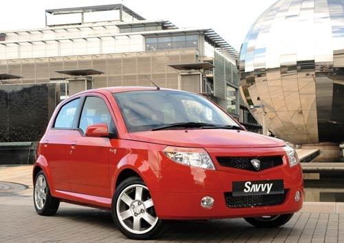 <b>Şehir dışı yakıt tüketimi 4.6 lt.</b>
Savvy: Türkiye'ye Ulubaşlar Holding tarafından getirilen Malezyalı Proton'un Savvy modelinin satış fiyatı ise 17 bin 990 TL. Şehir dışı yakıt tüketimi 4.6 lt/100 km olan Savvy'de azami hız ise 170 km/h.