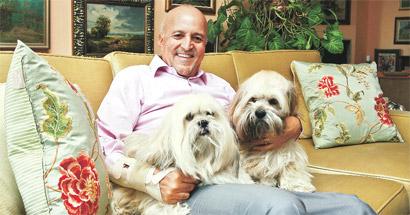 'AK Partiye oy verenlere göbeğini kaşıyanlar' tanımına karşılık Erdoğan'ın "sevgili köpekleri vardır, onlarla yatıp kalkarlar" dediği yazarlar köpekleriyle poz verip hikayelerini anlattı.