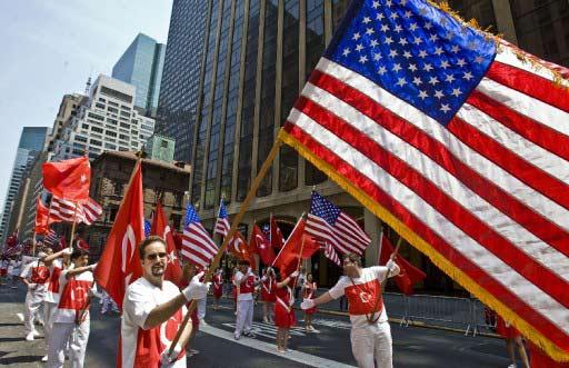 New York'ta 28'inci geleneksel Türk Günü Yürüyüşü ve Festivali büyük bir coşkuyla yapıldı. Törenlere F.Bahçe, G.Saray, Beşiktaş, Trabzon ve Karşıyaka taraftarları damga vurdu.
